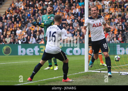 Tottenham Hotspur Harry Kane (à droite) célèbre marquant son deuxième but de côtés du jeu pendant le match à la Premier League stade KCOM, Hull. Banque D'Images