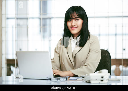 Close up of businesswoman working with computer in office Banque D'Images