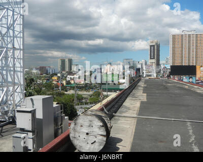 L'échangeur Guadalupe Cloverleaf à Makati City relie les routes principales et est un centre de transport vital, desservant les navetteurs entre Mandaluyong et Makati, y compris J.P. Rizal et la gare de Cembo. Banque D'Images