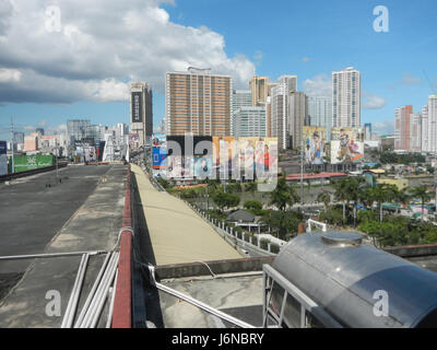 L'échangeur Guadalupe Cloverleaf relie les principales routes de Mandaluyong et Makati City, servant de plaque tournante de transport dans la région métropolitaine de Manille. Banque D'Images