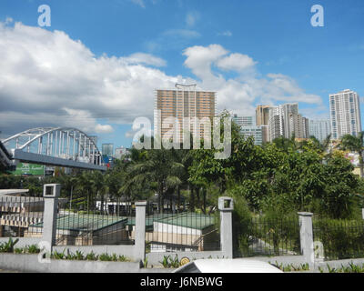 L'échangeur Guadalupe Cloverleaf relie plusieurs routes à Mandaluyong et Makati, facilitant la circulation entre les principales zones. Il sert de plaque tournante de transport importante, offrant un accès à des endroits clés tels que la gare J.P. Rizal Cembo. Banque D'Images