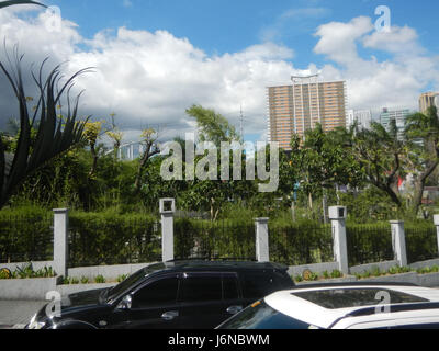 L'échangeur de Guadalupe Cloverleaf est un carrefour de trafic majeur situé à l'intersection de Mandaluyong et Makati dans le Grand Manille. Il relie les routes clés, y compris la rue J.P. Rizal, facilitant le transport entre les districts de la région. Banque D'Images