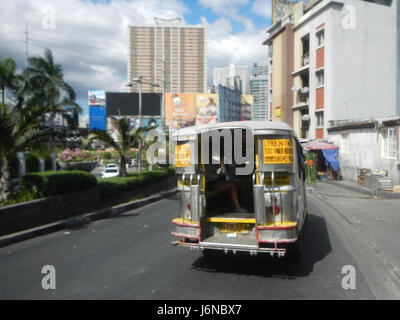 L'échangeur Guadalupe Cloverleaf relie les principales routes de Mandaluyong et de Makati City, facilitant le transport et la connectivité urbaine. Banque D'Images