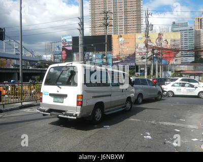 L'échangeur Guadalupe Cloverleaf relie les principales routes de Mandaluyong et Makati, facilitant le transport entre J.P. Rizal, Cembo et les environs. Ces infrastructures jouent un rôle clé dans la gestion du trafic local et la mobilité urbaine. Banque D'Images