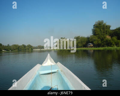 Les berges de Pulilan à Dampol, Lumbac et Plaridel, Bulacan, mettent en valeur la beauté naturelle et la vie locale le long de la rivière dans cette région des Philippines. Banque D'Images