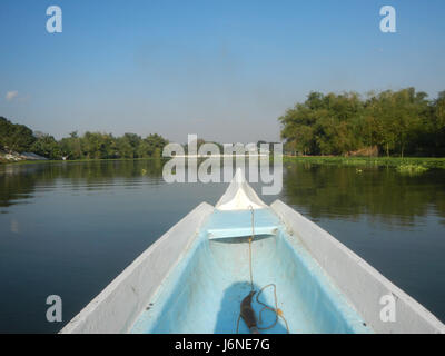 Cette photographie présente les berges de Pulilan à Dampol, Lumbac, Poblacion, Lumang Bayan et Plaridel, Bulacan, soulignant la beauté naturelle et le cadre rural de ces régions aux Philippines. Banque D'Images
