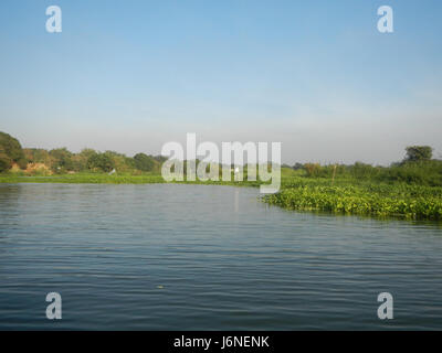 Ce titre fait référence à un emplacement le long des berges de la rivière Pulilan, y compris des zones telles que Dampol, Lumbac, Poblacion, et Lumang Bayan à Plaridel, Bulacan. Il met en valeur l'environnement naturel et urbain de la région. Banque D'Images