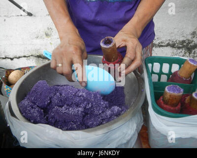 Cette image met en valeur des gâteaux de riz tels que le puto et le bibingka, des spécialités philippines populaires, dans les barangays de Poblacion, ville de Mandaluyong. Ces friandises traditionnelles à base de riz sont généralement servies lors de festivals locaux et d'occasions spéciales aux Philippines. Banque D'Images