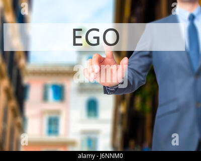 Ego - Businessman hand appui bouton sur l'interface de l'écran tactile. Le commerce, la technologie, internet concept. Stock Photo Banque D'Images