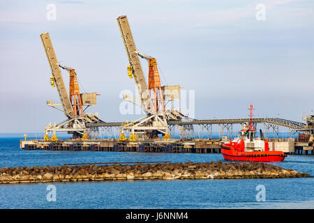 Jetée de charbon à matin à port de Gdansk, Pologne. Banque D'Images