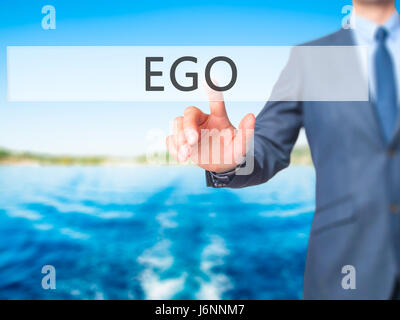 Ego - Businessman hand appui bouton sur l'interface de l'écran tactile. Le commerce, la technologie, internet concept. Stock Photo Banque D'Images