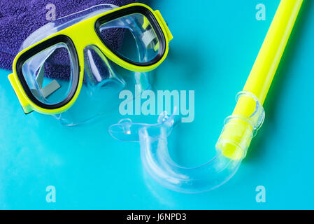 Sport, fitness, sports d'eau et les objets concept - close up de lunettes de natation et des serviettes Banque D'Images