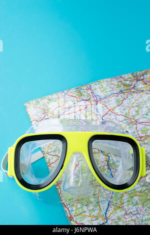Sport, fitness, sports d'eau et les objets concept - close up de lunettes de natation et des serviettes Banque D'Images