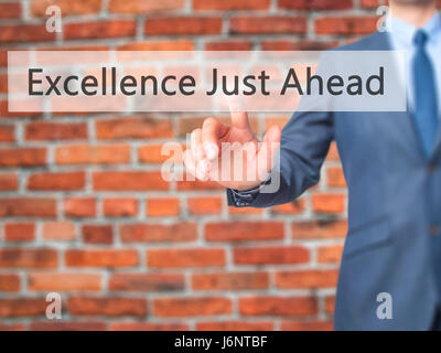 Juste en avant de l'excellence - Businessman hand appui bouton sur l'interface de l'écran tactile. Le commerce, la technologie, internet concept. Stock Photo Banque D'Images