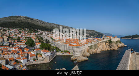 Un panorama de plusieurs images capturées à partir de Fort Lovrijenac de touristes d'admirer la vue sur la vieille ville de Dubrovnik, enfermé par son ancienne ville w Banque D'Images
