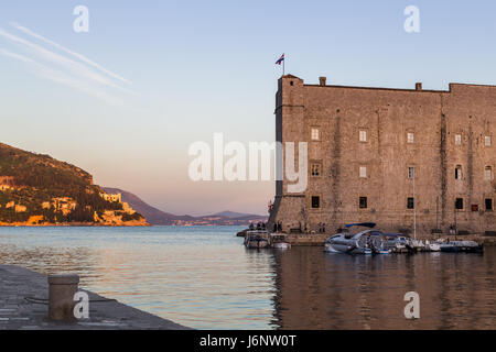 La Forteresse St Johns baignées de lumière dorée sur le bord du vieux port de Dubrovnik au crépuscule. La forteresse monumentale complexe situé sur le sud- Banque D'Images