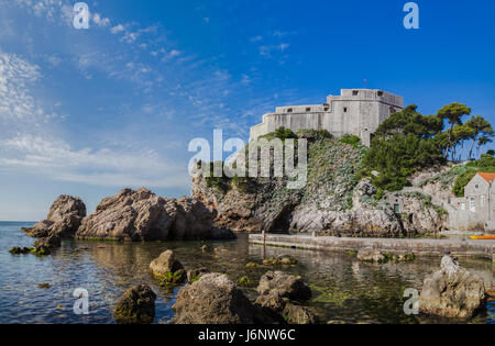 Un panorama de l'image multiple Fort Lovrijenac était assis sur les rochers qui sortent en de la dalmatie dans le paysage mer Adriactic. Cette forteresse Banque D'Images