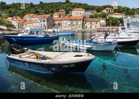 Petits bateaux de pêche liée à la promenade sur l'île de Sipan, la plus grande la plus grande des îles Élaphites qui sont au large de la côte de Dubrovni Banque D'Images