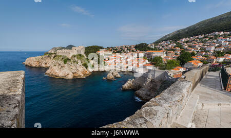 Un panorama de l'image multiple Fort Lovrijenac fièrement assis en haut des rochers qui sortent en de la dalmatie dans le paysage mer Adriactic. Cette f Banque D'Images
