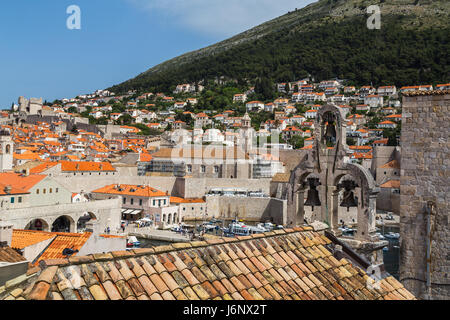 La section nord de l'ancienne ville de Dubrovnik tisser du cadre derrière le vieux port et une vieille église. Vu à la fin du printemps Banque D'Images