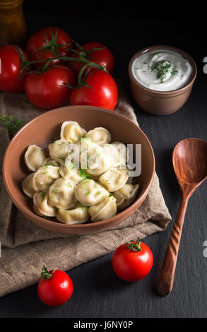 Ravioles, quenelles de viande avec de la viande sur fond noir en noir Banque D'Images