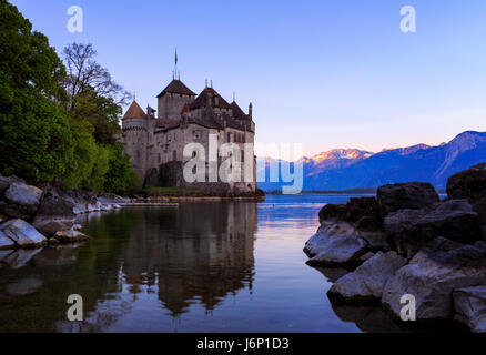 Château de Chillon sur le Lac Léman au lever du soleil, Suisse Banque D'Images