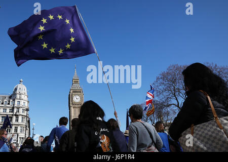 Londres, Royaume-Uni. Mar 25, 2017. Des dizaines de milliers d'Européens de mars Park Lane à la place du Parlement . Banque D'Images