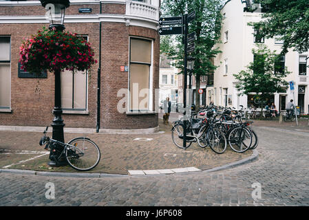 Utrecht, Pays-Bas - 4 août 2016 : les gens et les vélos dans la rue dans le centre historique d'Utrecht, Pays-Bas Banque D'Images