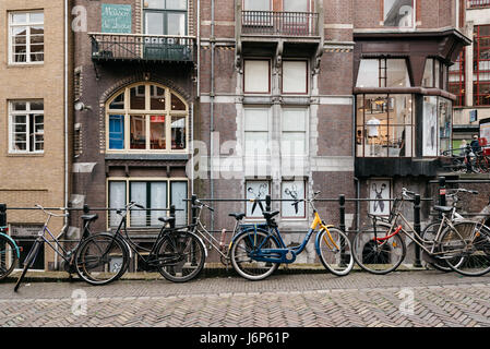 Utrecht, Pays-Bas - 4 août 2016 : bicyclettes dans street dans le centre historique d'Utrecht, Pays-Bas Banque D'Images