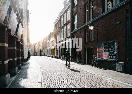 Utrecht, Pays-Bas - 4 août 2016 : les gens et les vélos dans la rue dans le centre historique d'Utrecht. ancien centre dispose de nombreux bâtiments et st Banque D'Images