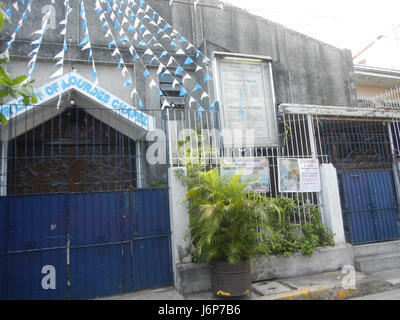 La photographie capture diverses chapelles situées dans les barangays de Valenzuela, Olympia et Santa Cruz dans la ville de Makati, aux Philippines, mettant en évidence les structures religieuses locales. Banque D'Images