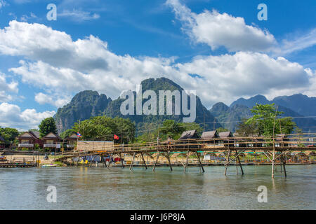 Pont de bois sur la rivière Nam Song à Vang Vieng, Laos Banque D'Images
