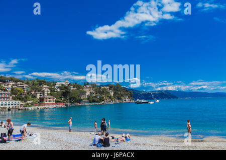 SANTA MARGHERITA ligurie, italie- 29 avril 2017 : personnes non identifiées sur la plage de Santa Margherita Ligurie à jour ensoleillé. Santa Margherita est un populaire Banque D'Images