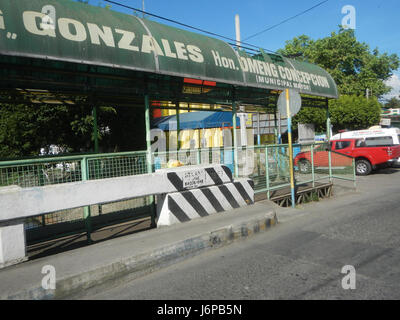 Cette image montre le marché San Joaquin Store et les ponts à proximité le long de Candaba Road à Santa Ana, Pampanga. Il met en lumière l'environnement du marché rural et le développement des infrastructures dans cette région des Philippines. Banque D'Images