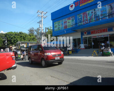 Cette image montre le marché San Joaquin Store et les ponts le long de la route Santa Ana-Candaba à Pampanga. L'infrastructure de la région est essentielle pour le commerce et le transport locaux. Banque D'Images