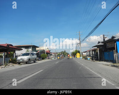 Cette image montre la route nationale passant par Candaba, Santa Ana Lucia, Catmon et Joaquin, située dans la région de Pampanga aux Philippines. La route joue un rôle clé dans le réseau de transport de la région, reliant plusieurs villes et régions importantes. Banque D'Images