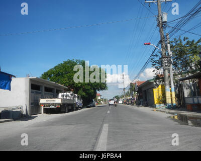 Cette image montre la route et le paysage le long de Candaba, Santa Ana Lucia, Catmon et Joaquin à Pampanga, Philippines, mettant en évidence l'environnement rural et l'infrastructure de transport. Banque D'Images