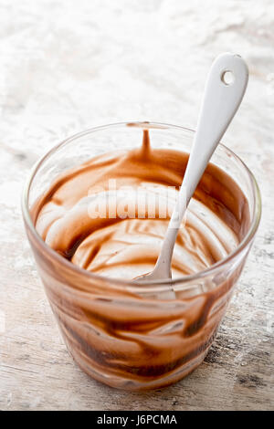 Verre vide - pouding au chocolat mangé Banque D'Images