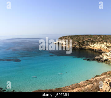 La surface de l'eau cristalline pure autour d'une île - Lampedusa, Sicile Banque D'Images