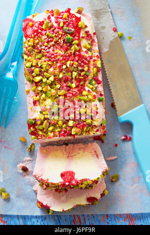 Semifredo vanille framboise avec sauce aux framboises et à la pistache Banque D'Images