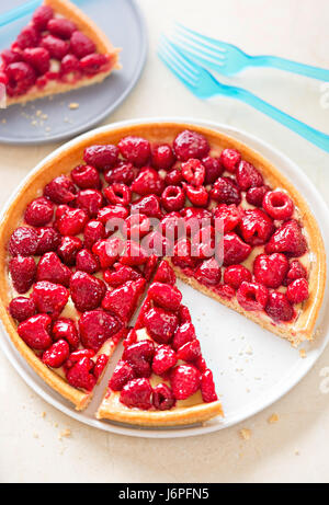 Tarte aux framboises à la crème de citron sur base de pâte brisée Banque D'Images