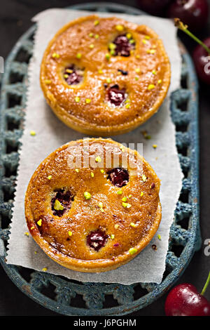 Tartelettes aux cerises et pistaches Banque D'Images