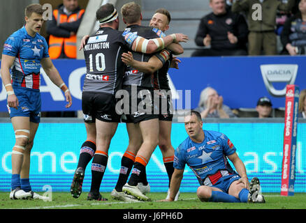 Castleford Tigers' Greg Eden (centre) célèbre marquant un essai au cours de la deuxième journée de la Super League Betfred Magic Week-end à St James' Park, Newcastle. Banque D'Images