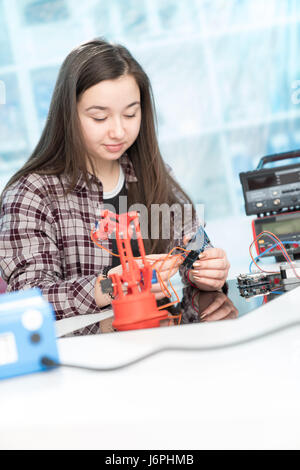 Girl in robotics laboratory Banque D'Images