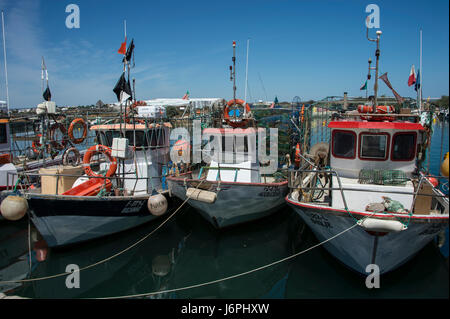 Les bateaux de pêche portugais amarré à Fuseta dans l'Algarve. Banque D'Images