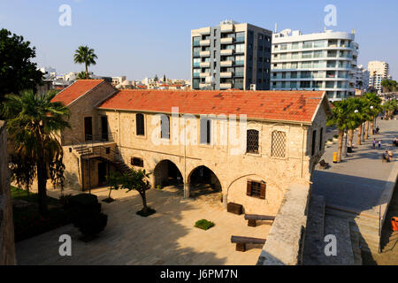 Fort de Larnaca et cour intérieure du musée sur Finikoudas Larnaca, Chypre. Banque D'Images