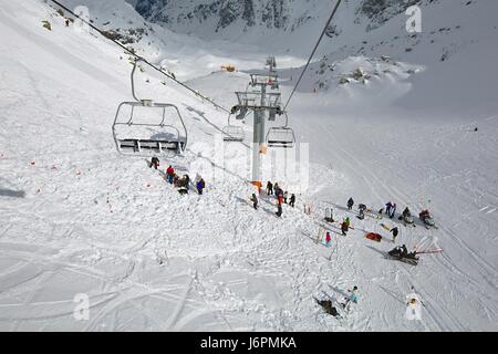 CHAMROUSSE, FRANCE - Le 27 janvier : les sauveteurs à la recherche de victimes d'avalanche après un accident le 27 janvier, 2014, à Chamrousse ski area. Banque D'Images
