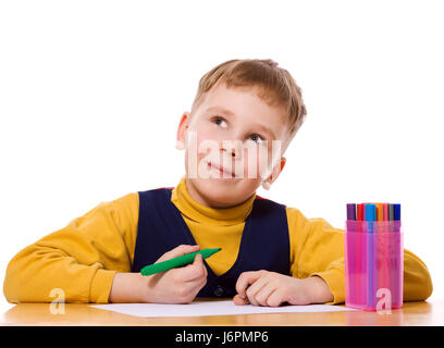 Boy drawing photo à table isolated on white Banque D'Images