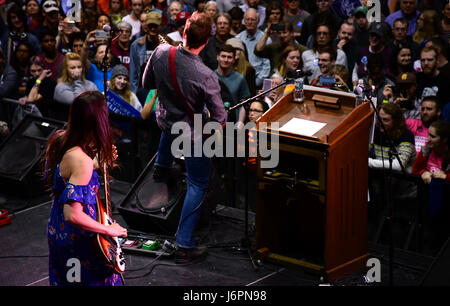 MISSOULA, Montana, USA - 20 mai 2017 : Fille de chambre candidat Rob Quist, Halladay Quist, joue avec son groupe au Montana 2017 el spécial Banque D'Images