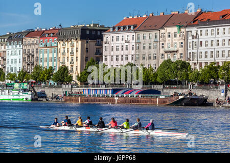 Maisons résidentielles de luxe bâtiments riverains personnes Rowing Racing Boat Eights Vltava River Rasinovo Nabrezi, Prague appartement maisons fluviales paysage urbain Banque D'Images